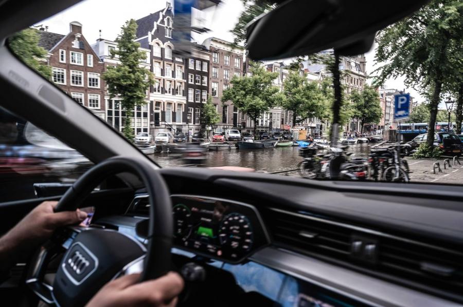 Панель приборов Audi e-tron 55 Quattro 2019 года  (WW) (фото 373 из 452)